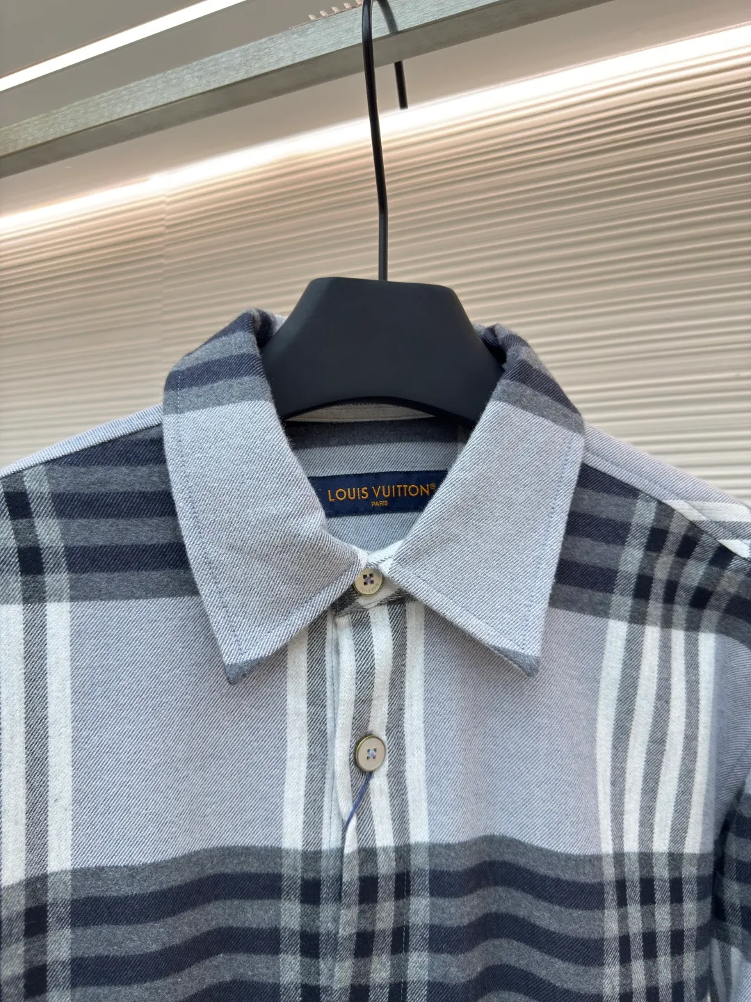 LOUIS VUITTON flannel jacquard letter shirt ●Authentic product: purchased and developed at 10700 ●Item number: 1680667-B70 ●Fabric: flannel fabric ●Technology: jacquard production ●Version: fitted version ●Weight: about 335 grams ●Size: XS-S-M-L ●Description: Made of 100% cotton flannel jacquard fabric, the Y-plate fabric was disassembled to analyze the warp and weft density of the tissue yarns at several points. 32s double-ply ring-spun light floral gray yarn was used as the warp yarn. The upper shaft of the warp yarn was pulled to customize an exclusive pan head. The piece of cloth was positioned and woven with jacquard letters using dark floral gray yarn. A high-speed rapier jacquard machine was used to weave the gray fabric. After washing and shaping the fabric in a vat, flannel is picked up from the fabric surface. Positioning letters are used on the front and back panels, and original patterns are used on the left and right front panels. It is different from the ordinary rapier woven plaid fabrics in the market. The letters are printed in a low version, and the bronze material is hand-sewn in a mold. The buttons are inlaid with natural shells and white butterfly engraved buttons on the inside. The overall wiring is straight and delicate, the fabric is comfortable and soft, and the color is consistent without color difference. It can be matched with the same style to create a fashionable look and control various occasions. Customized accessories, complete with three standards, same style for men and women!
